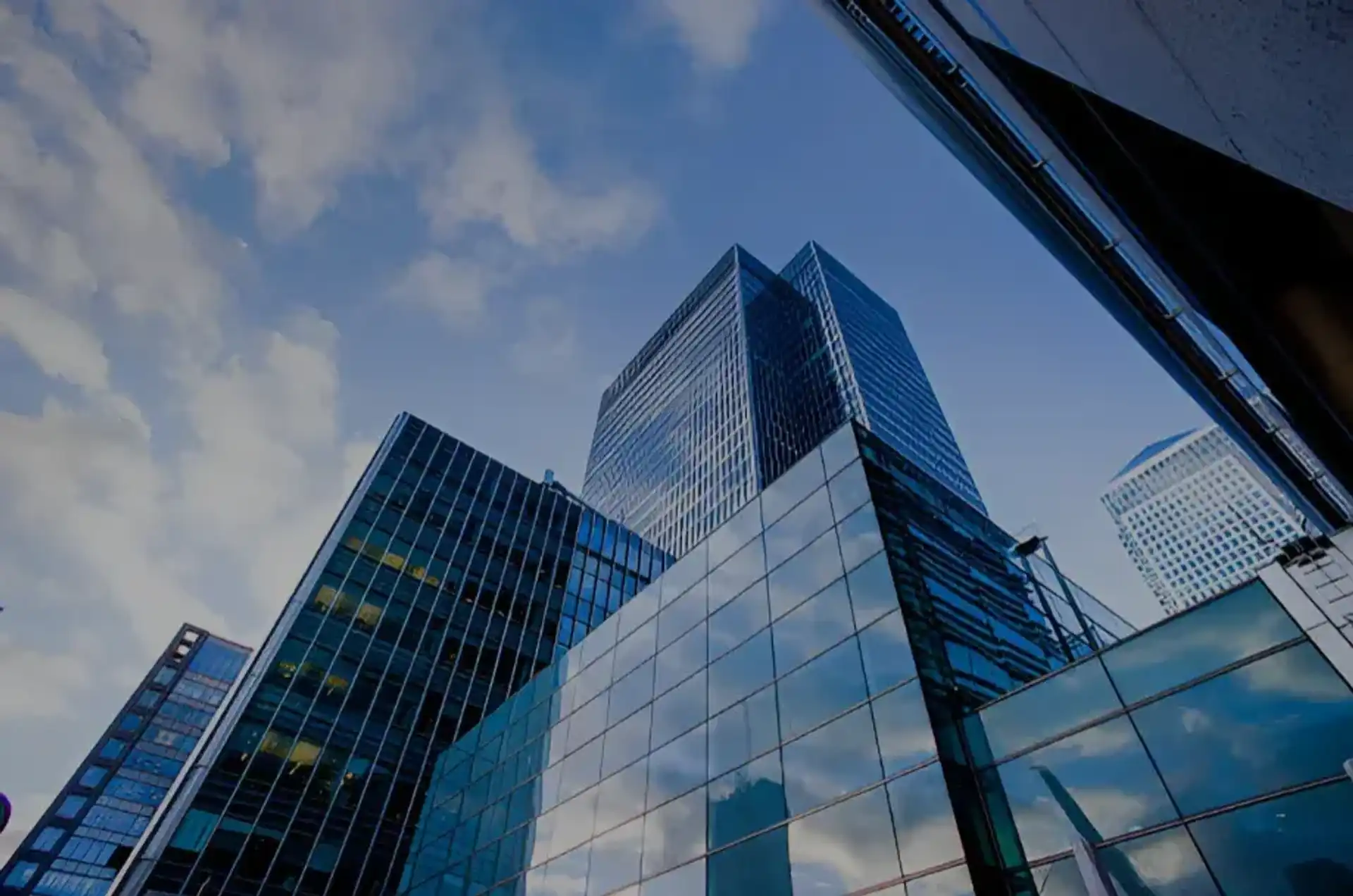 Edificios corporativos modernos representando innovación empresarial